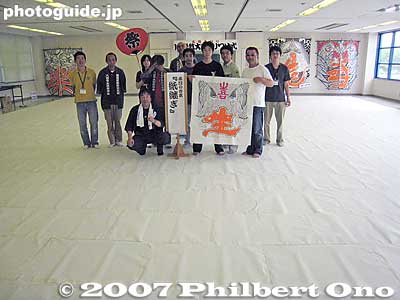 After every kite-making session, they take a picture of all the volunteer participants. It was very interesting. Anybody can participate on any day. Call the kite museum for schedule details: 0748-23-0081.
Keywords: shiga higashiomi giant kite festival making odako matsuri