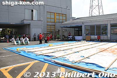 Behind the ceremony is the giant kite waiting for more wishing stickers.
Keywords: shiga higashi-omi higashiomi yokaichi giant kite odako museum childrens day wishing stickers