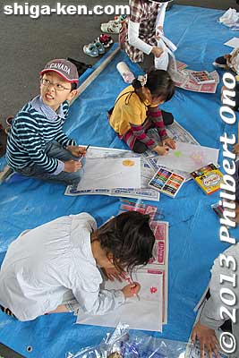 Kids could also make a small kite for 300 yen.
Keywords: shiga higashi-omi higashiomi yokaichi giant kite odako museum childrens day wishing stickers