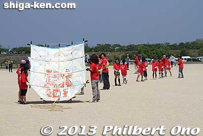 The kites are the size of two tatami mats.
Keywords: shiga higashiomi odako matsuri giant kite festival notogawa