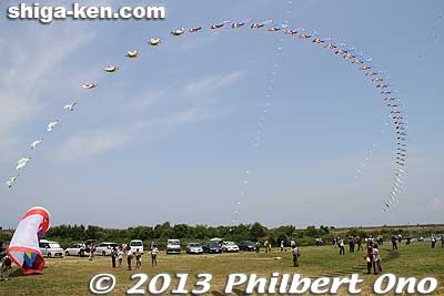 Huge arch kite of hula girls and Awa Odori dancers.
Keywords: shiga higashiomi odako matsuri giant kite festival notogawa hula dancers arch shigabestmatsuri
