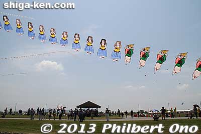 Needless to say, this was my favorite kite at the festival. How did they know someone from Hawaii was coming?
Keywords: shiga higashiomi odako matsuri giant kite festival notogawa hula dancers arch