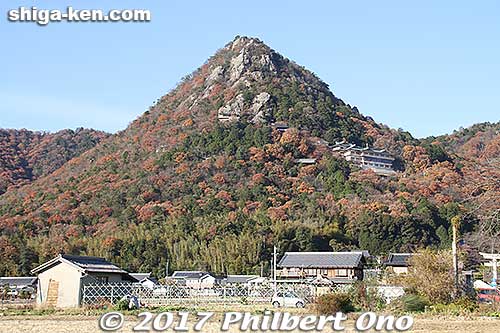 You can drive up halfway up the mountain (called Mitsukuriyama 箕作山) which is 350 meters high. If you don't have a car, climb over 700 steps to reach the shrine's main hall.
Keywords: shiga higashiomi tarobogu aga shrine