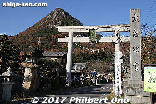 The second torii near the foot of the mountain.
Keywords: shiga higashiomi tarobogu aga shrine