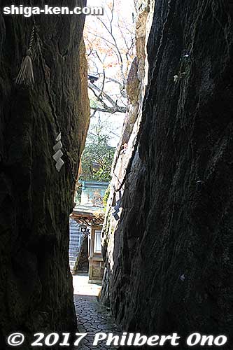 Legend says that the god split the Wedded Rocks in two. Legend also says that the rocks will crush any person who has a malicious heart or has told a lie. Most local kids therefore run through here to escape the god's crush. Meoto-iwa 夫婦岩
Keywords: shiga higashiomi tarobogu aga shrine