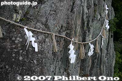 Wedded Rock sacred rope
Keywords: shiga higashiomi higashi-omi tarobo taroubo shrine mountain