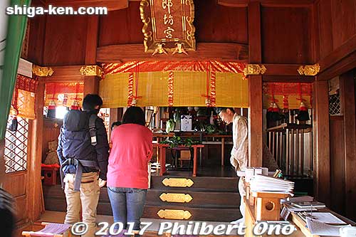 Inside Tarobogu's Honden main shrine. Surprisingly small building.
Keywords: shiga higashiomi tarobogu aga shrine