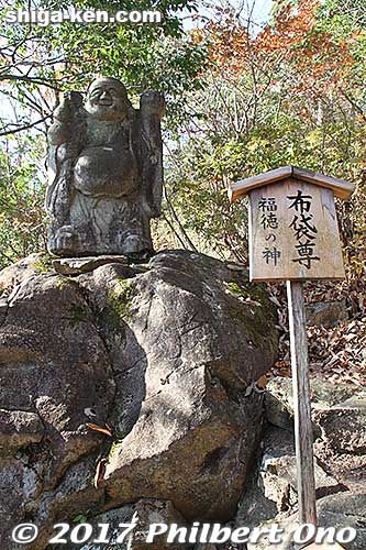 Statues of the gods of good fortune are scattered around.
Keywords: shiga higashiomi tarobogu aga shrine