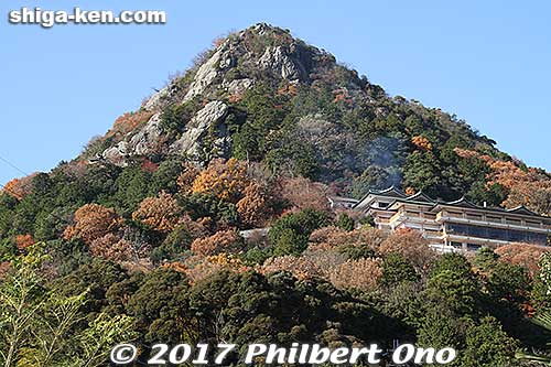 Tarobogu Shrine on this mountain holds a bonfire festival on the first Sunday in December. Near Tarobogu-mae Station on Ohmi Railways Line from Omi-Hachiman or Yokaichi Stations.
Keywords: shiga higashiomi tarobogu aga shrine