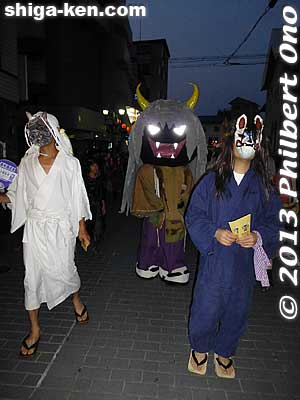 The Yokai goblin parade proceeded through the Honmachi arcade.
