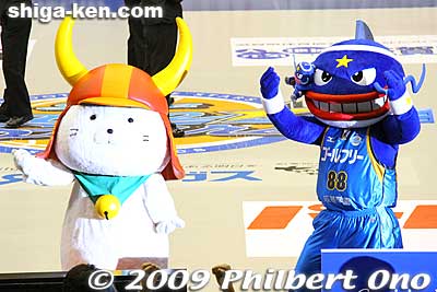 Hiko-nyan and Magnee fires up the crowd. Hiko-nyan is a white cat wearing a red samurai helmet modeled after the one worn by Lord Ii Naomasa, the first lord of Hikone Castle.
Keywords: shiga hikone lakestars pro basketball game takamatsu five arrows shigamascot