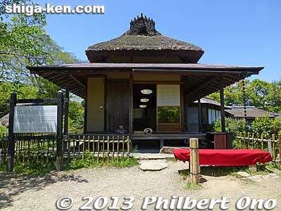Tea house on Hosho-dai hill. This was used by the daimyo to entertain guests with good views of the garden. 鳳翔台
Keywords: shiga hikone castle genkyuen japanese garden