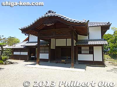 Entrance to Keyaki Goten Palace or Rakuraku-en. Completed in 1679 by the fourth castle lord Ii Naooki as a familiy residence. It took two years to build. It was highly admired for its beauty. 槻御殿
Keywords: shiga hikone castle genkyuen japanese garden