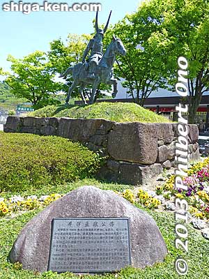 Statue of Lord Ii Naomasa (井伊 直政 1561-1602 ) in front of JR Hikone Station. One of the four great generals (徳川四天王) who helped Tokugawa Ieyasu win the Battle of Sekigahara (関ヶ原合戦) in 1600 to unify Japan and become shogun.
Keywords: shiga hikone castle samurai warrior sculpture