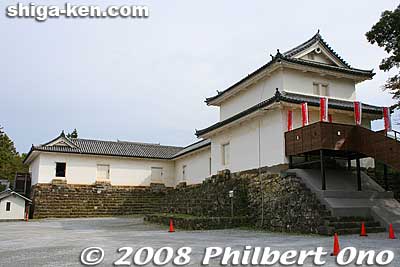 Being open to the public from 2008, the Ninomaru-Sawaguchi Tamon Yagura Turret now has a stairway on the right. (Update: This stairway is gone and the public cannot enter this turret.)
Keywords: shiga hikone castle