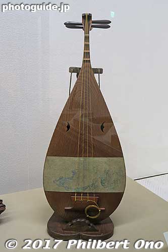 Biwa instrument displayed in Hikone Castle Museum.
Keywords: shiga hikone castle