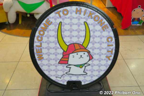 Hikone manhole with Hiko-nyan. Found in the tourist info office in Yobancho, Hikone.
Keywords: shiga hikone castle manhole