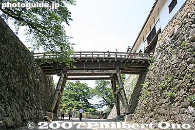 Rokabashi Bridge (廊下橋) goes to the Tenbin Yagura (天秤櫓) whose stone wall differs between the left and right.
Keywords: shiga hikone castle