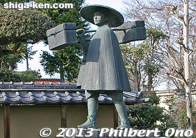 Tenbin Yagura is named after the luggage-carrying shoulder pole like this Omi merchant. 
