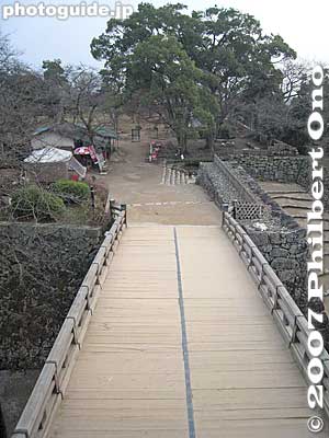 View of the bridge from Tenbin Yagura turret.
Keywords: shiga hikone castle