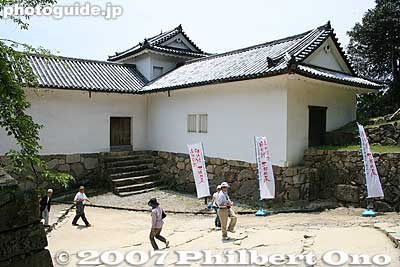 Rear view of Tenbin Yagura turret. The middle door also serves as an entrance.
Keywords: shiga hikone castle