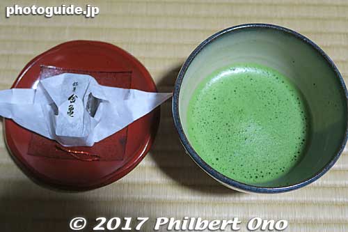 Matcha tea and confection at Choshoan tea house, Hikone Castle.
Keywords: shiga hikone castle