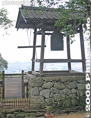 Time-Keeping Bell or Jiho-sho. It is rung five times daily at 6:00, 9:00, 12:00 noon, 15:00, and 18:00. Also see my [url=http://www.you]YouTube video here.[/url]
Keywords: shiga hikone castle