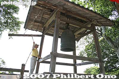 Time-Keeping Bell. The bell was recast in 1844. 時報鐘 - Jihosho. Next to the bell is a tea house called Choshoan. The 13th lord of the castle, Ii Naosuke was a diligent practitioner of the tea ceremony.
The famous phrase "Ichigo Ichie" (One Encounter, One Chance) was coined by him in a tea ceremony book titled "Chanoyu Ichie-shu" （茶の湯一会集）.
Keywords: shiga hikone castle