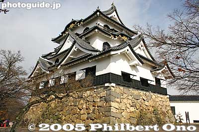 The castle tower is not as large as Himeji or Matsumoto, but the construction on the inside is original.
Keywords: shiga hikone castle tower national treasure