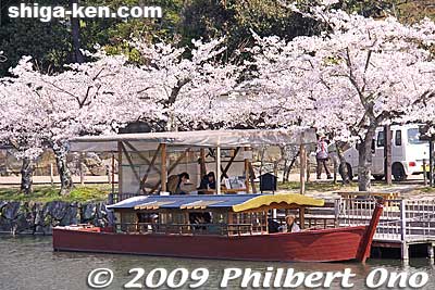 Ride the moat boat on the Inner Moat (内堀) around the Honmaru. Operates once an hour from 10 am to 3 pm. The 45-min. tour has a Japanese guide narrating the sights.
Keywords: shiga hikone castle sakura cherry blossoms