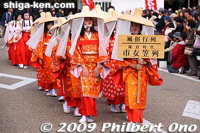 Kamakura Period (1185–1333) women wearing veiled straw hats called ichime-gasa. 市女笠
Keywords: shiga hikone castle parade festival matsuri