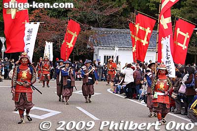 Banners with the crest of the Ii clan.
Keywords: shiga hikone castle parade festival matsuri 