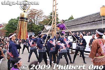 They hoist up the ladder for someone to climb up.
Keywords: shiga hikone castle parade festival matsuri 