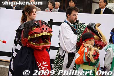 Foreigners carry the shishimai lion heads, but they did not perform with it.
Keywords: shiga hikone castle parade festival matsuri 