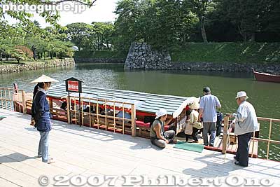 Koedo Hikone NPO started operating "yakata-bune" Japanese-style boats in the moats of Hikone Castle as a tourist attraction for the castle's 400th anniversary in 2007. They operate 6 rides per day around the castle, taking 50 min.
Boat landing for the Hikone-jo Ohori Meguri boat ride. Near the entrance to Genkyu-en Garden. They operate "yakata-bune" Japanese-style boats as a tourist attraction.
Keywords: shiga hikone castle moat boat ride yakata-bune