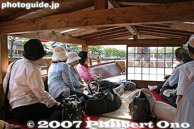 Inside Japanese-style yakata-bune boat. Seats 11 people on tatami mats. The roof is very low. 彦根城お堀めぐり
Keywords: shiga hikone castle moat boat ride yakata-bune