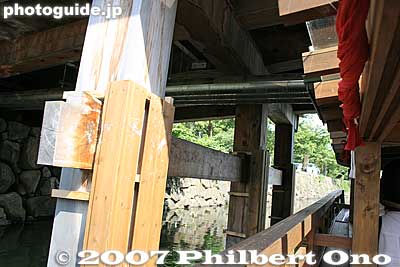 Going under Otemon Bridge. Wooden boards protect the bridge posts from the boat.
Keywords: shiga hikone castle moat boat ride yakata-bune stone wall bridge