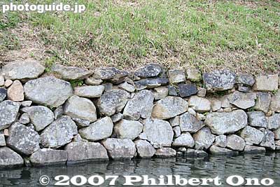 A few of the stones in the wall are black. Some say those stones might have come from Azuchi Castle after it was burned to the ground.
Keywords: shiga hikone castle moat boat ride yakata-bune stone wall