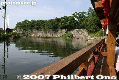 End of the moat. The moat once was connected to Lake Biwa, but not anymore since the lake's water level does not match the moat's water level.
Keywords: shiga hikone castle moat boat ride yakata-bune stone wall