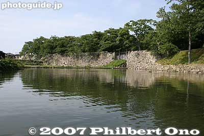 End of the moat. Lake Biwa is right beyond. This is where we make a U-turn.
Keywords: shiga hikone castle moat boat ride yakata-bune stone wall