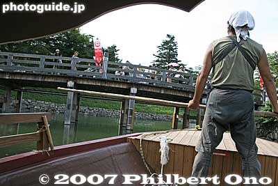 Ready to pass under Otemon Bridge again.
Keywords: shiga hikone castle moat boat ride yakata-bune stone wall bridge