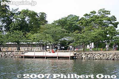 Boat landing is near the entrance to Genkyu-en Garden.
Keywords: shiga hikone castle moat boat ride yakata-bune stone wall pine trees