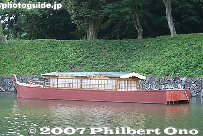 The second yakata-bune boat. They referred to old drawings, etc., and carefully built the boat to resemble Edo-Era yakata-bune.
Keywords: shiga hikone castle moat boat ride yakata-bune