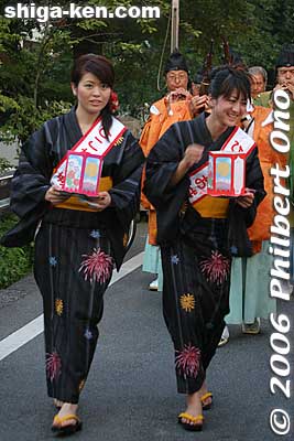 A procession arrived at the river led by the Hikone Castle Ambassadors.
Keywords: shiga hikone toro nagashi floating lantern festival shigamascot