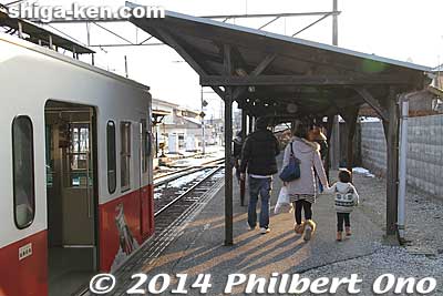 Hikoneguchi Station platform.
Keywords: shiga hikoneguchi station ohmi railways train