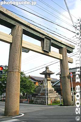 Taga Taisha's first torii. Takamiya-juku was also the entry town to Taga Taisha Shrine in neighboring Taga town.
Keywords: shiga hikone takamiya-juku nakasendo road station post stage town shukuba torii