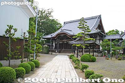 Path to Enshoji temple's main hall.
Keywords: shiga hikone takamiya-juku nakasendo road station post stage town shukuba buddhist hongwanji temple