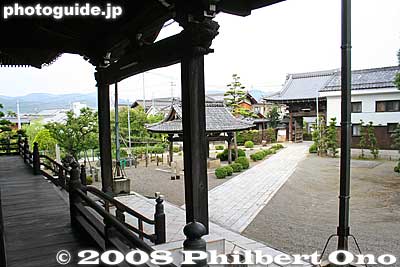 View from the main hall of Enshoji.
Keywords: shiga hikone takamiya-juku nakasendo road station post stage town shukuba buddhist hongwanji temple