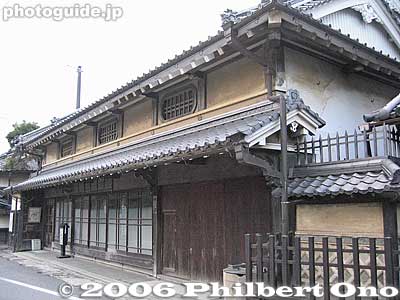 Main building of the Arikawa home, Toriimoto's most distinguished-looking building. This main building was built in 1759. The Arikawa family were a drug manufacturer. The home was designated as an Important Cultural Property in 2012.
Keywords: shiga hikone toriimoto stage town nakasendo