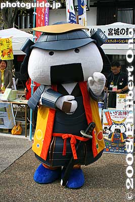 Musubi-maru to promote tourism in Sendai, Miyagi Pref. Modeled after Lord Date Masamune. むすび丸 (宮城　仙台市）
Keywords: shiga hikone mascot character costume yuru-kyara festival matsuri 
